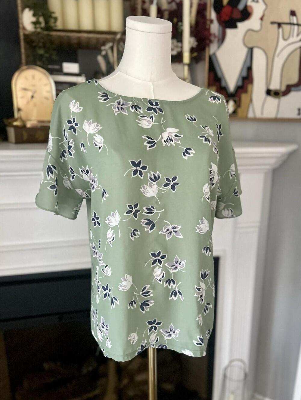 LOFT Outlet  Women’s Size Medium Floral Green Blouse W/Flowy Sleeves